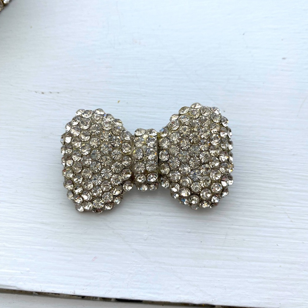 Bow brooch